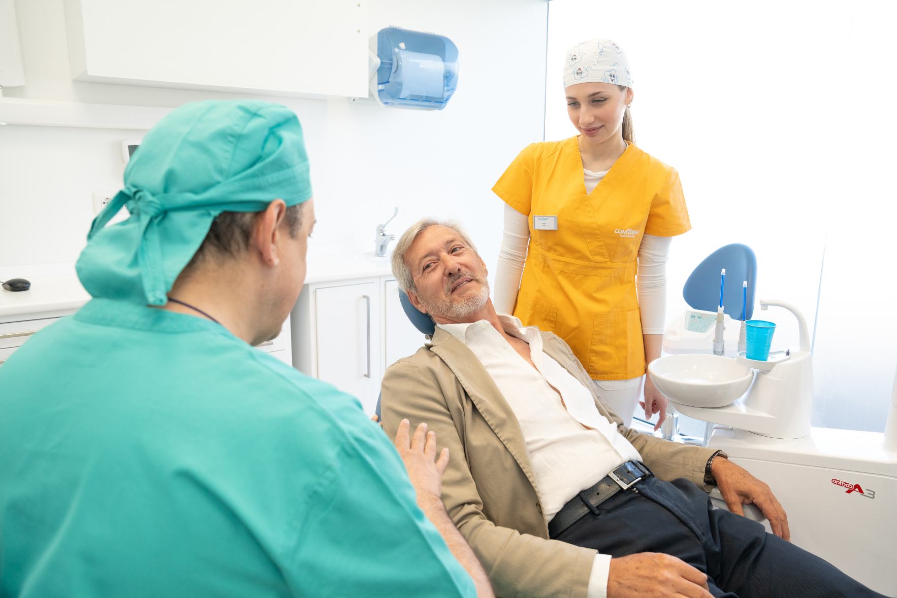 Equipe medica e staff Confident all'interno dello studio