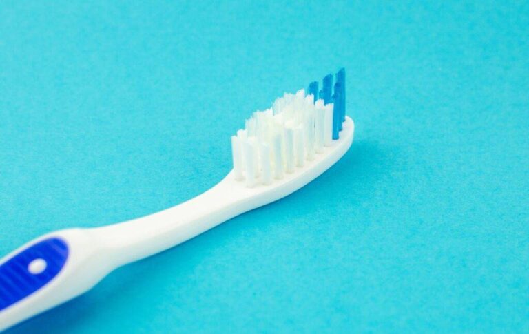 Come scegliere lo spazzolino da denti manuale