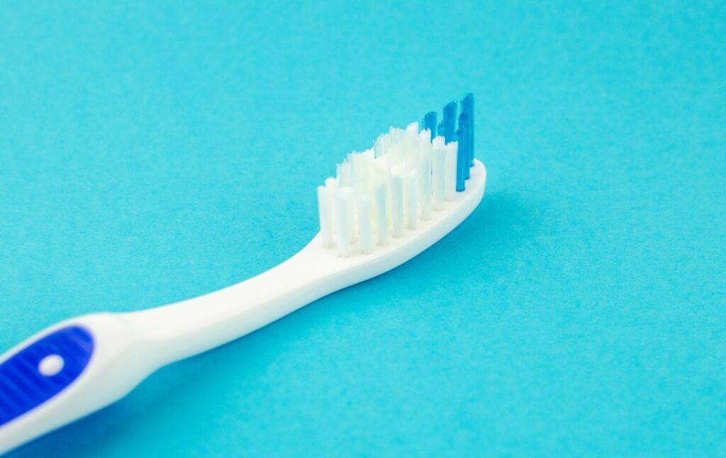 Come scegliere lo spazzolino da denti manuale