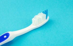 Come scegliere lo spazzolino da denti manuale corretto