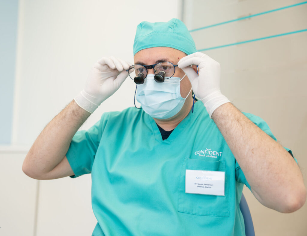 MEDICO_OCCHIALI_DENTISTA_AZZURRO_CIANO_CONFIDENT