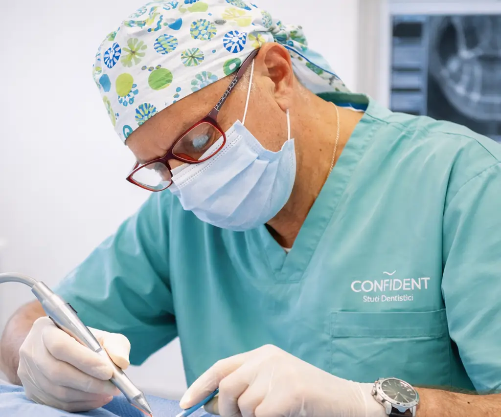 Dentista esegue intervento di chirurgia orale in ambiente clinico controllato con strumenti odontoiatrici