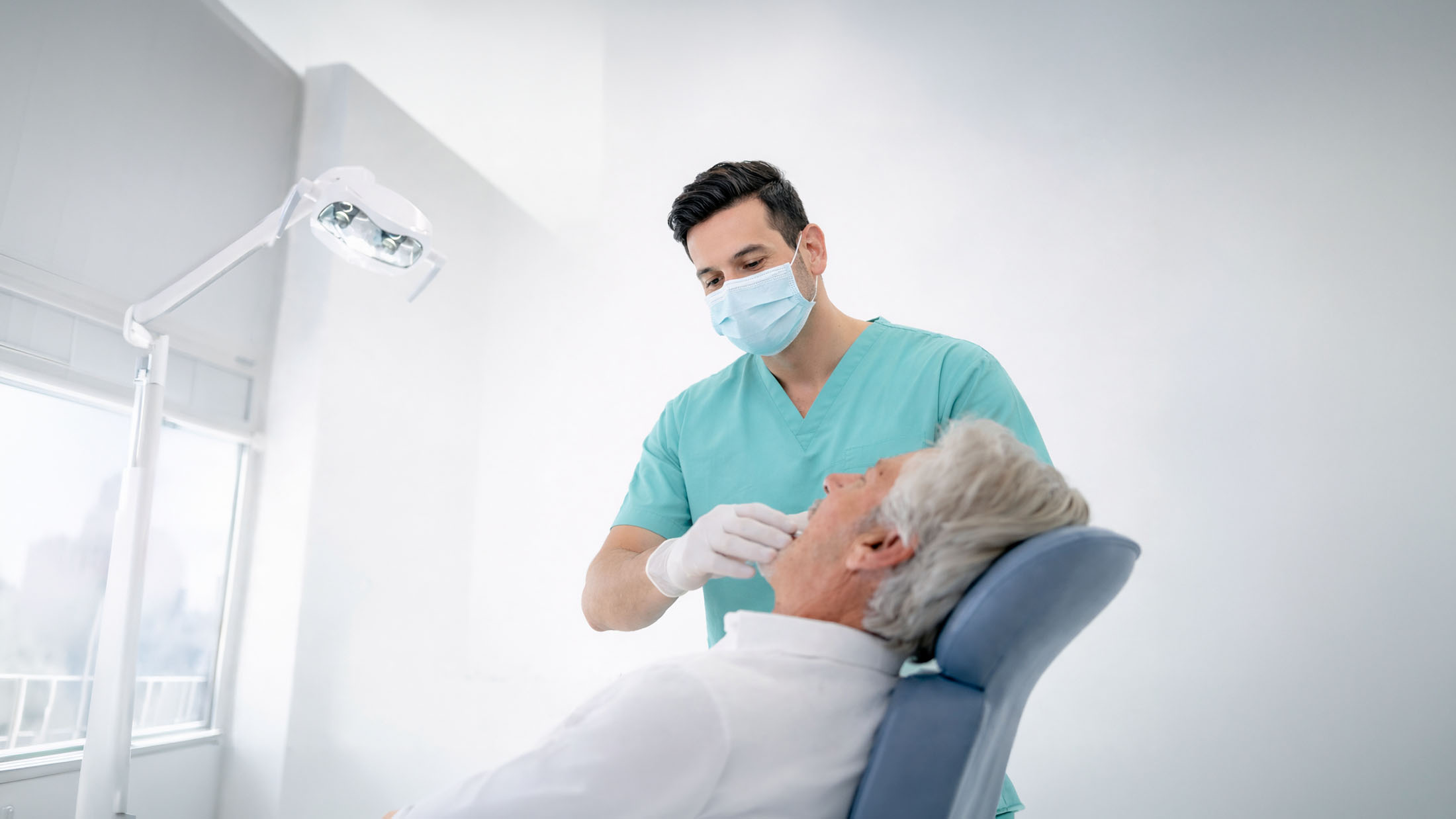 Dentista esegue una visita odontoiatrica per un intervento di impianti dentali con sedazione cosciente